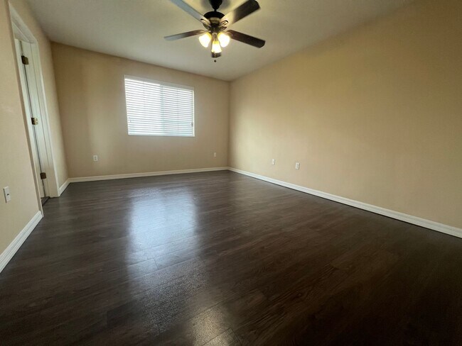Foto del edificio - Immaculate 3 bedrooms 2 1/2 bathrooms home in the gated community of Riverview available February