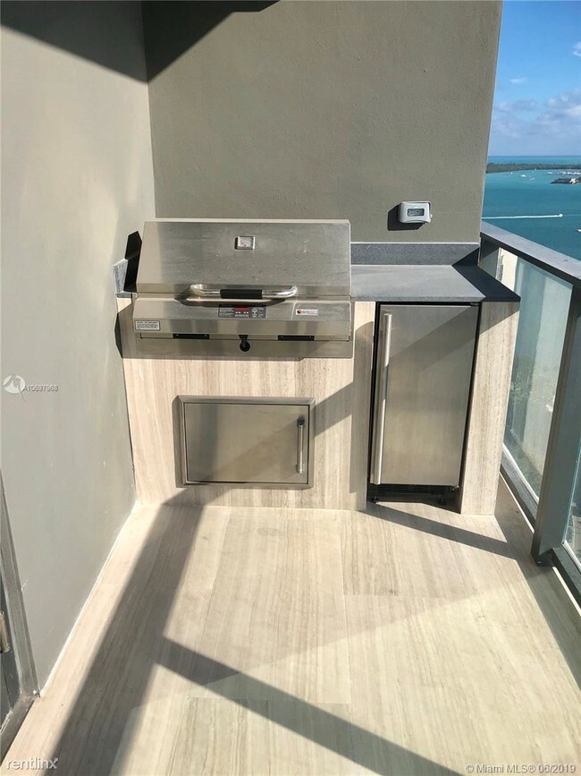 Building Photo - 1 br, 1.5 bath  - 1451 Brickell Ave Unit 2714