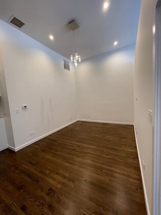 Building Photo - 1451 N Ashland Ave