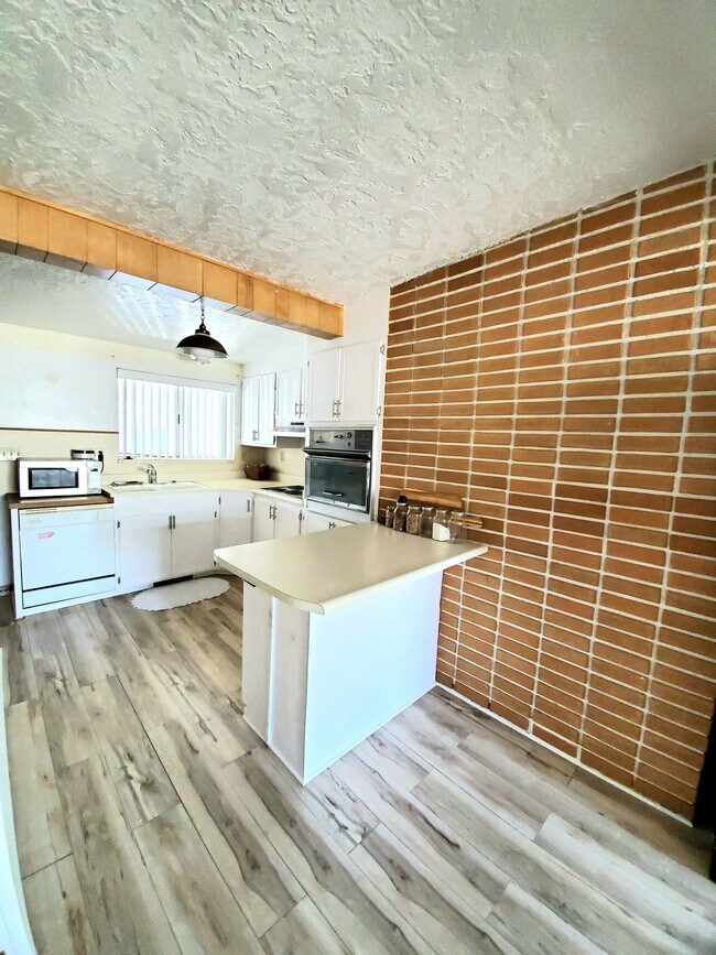 Building Photo - 165 S 600 W