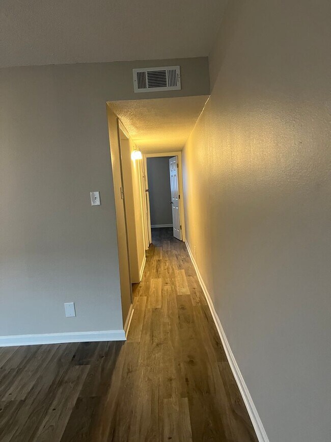 Building Photo - 1 Bedroom 1 Bath Remodeled Apartment