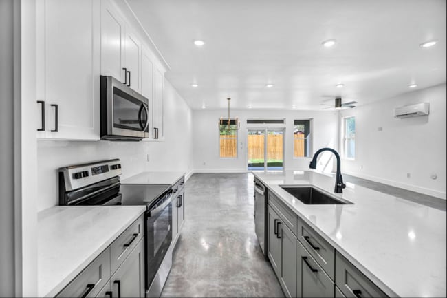 Building Photo - 1006 E Marble St