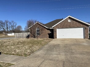 Building Photo - 770 Dogwood St