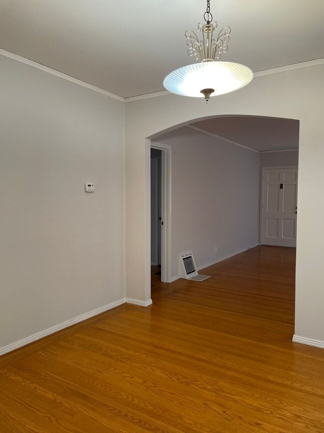Building Photo - Great 2 Bedroom 1 Bathroom Home in Land Park
