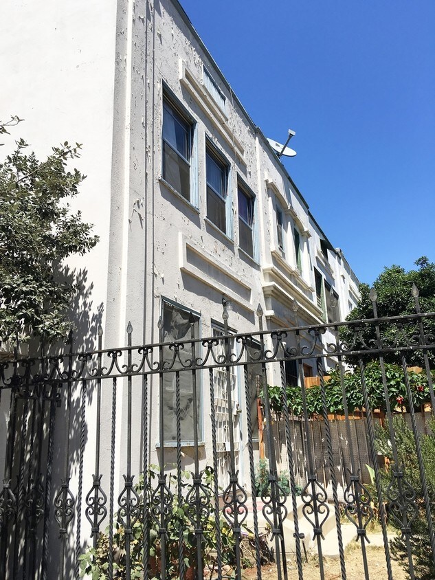 Primary Photo - 249-251 Columbia Pl