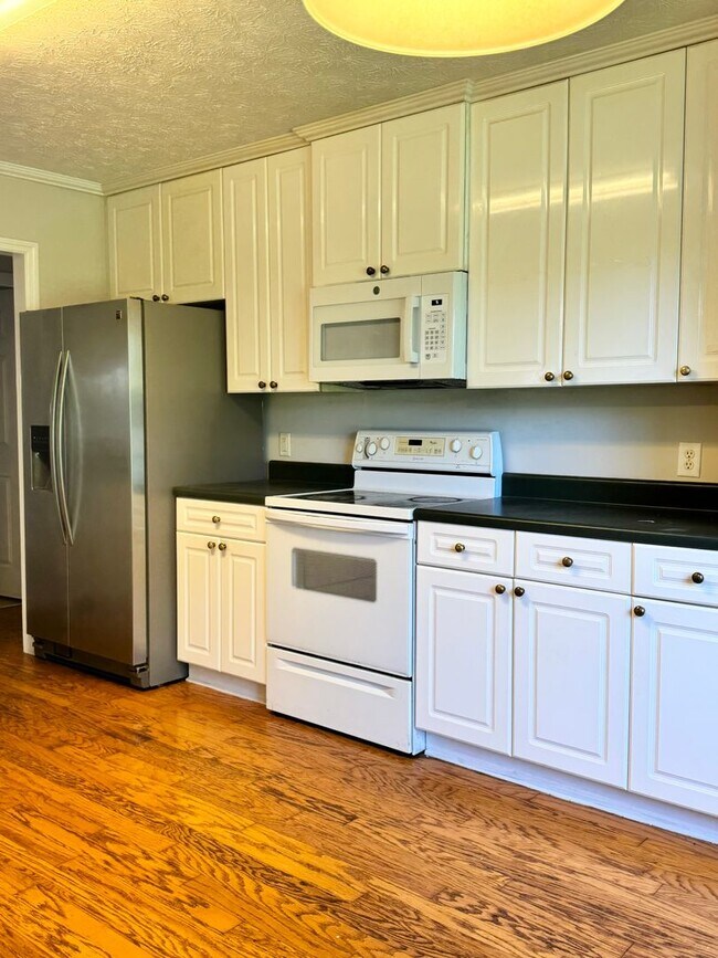 Building Photo - Spacious 3BR/2BA Home with Huge Fenced Backyard