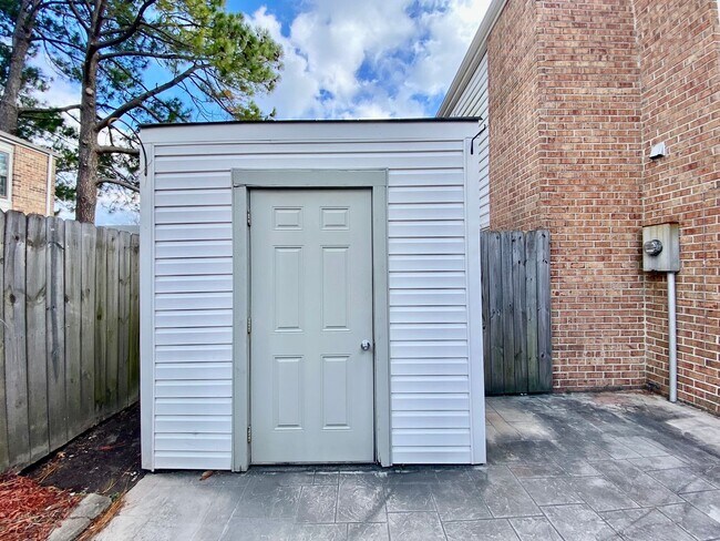 Foto del edificio - READY NOW!! Fenced Patio - Pet Friendly - Over 1,500 Square Feet!!