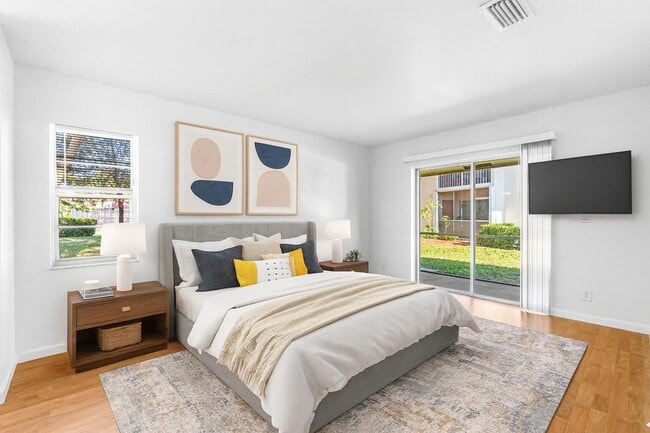 Building Photo - 9977 Three Lakes Cir