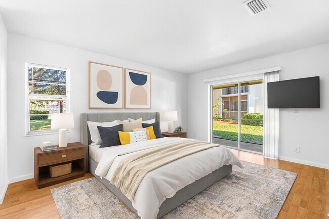 Foto del edificio - 9977 Three Lakes Cir