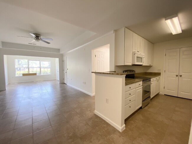 Building Photo - Spacious Three Bedroom Condo Located at Th...