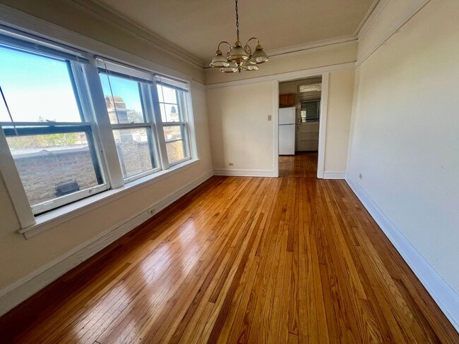 Building Photo - Huge One Bedroom in Irving Park