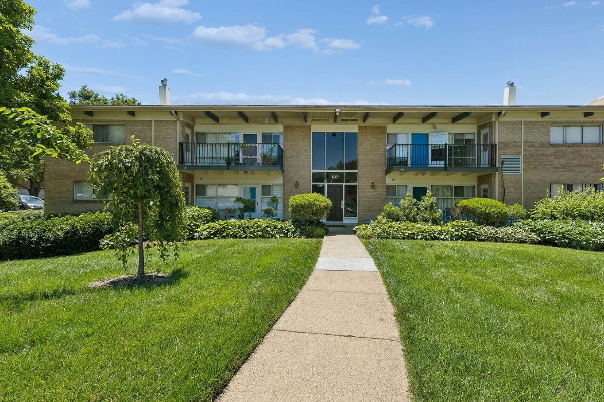 Location, Location, Location! Move-in ready, Offers 2 beds and 1 bed - Location, Location, Location! Move-in ready, Offers 2 beds and 1 bed