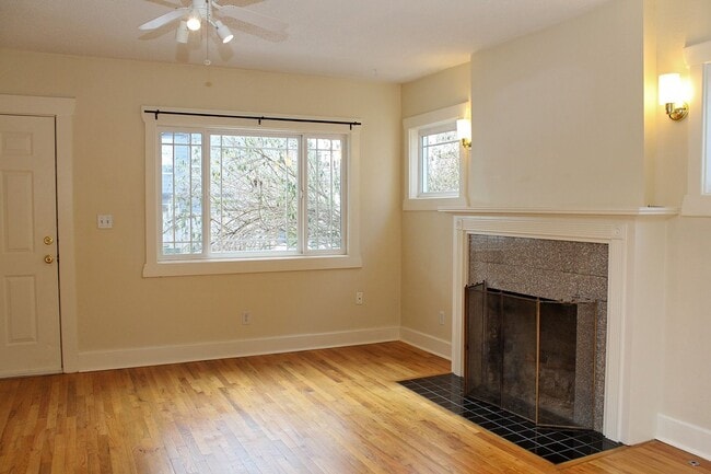 Foto del edificio - 915-915 NE Roselawn St