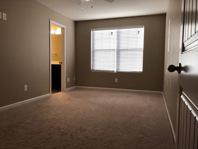 Building Photo - 121 Shadow Creek Cove
