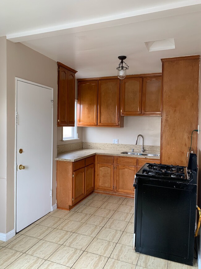 Kitchen - 206 W Poplar St