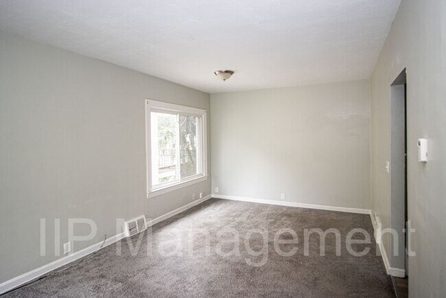 Foto del edificio - Updated 2BD UP off West Blvd-Westside Clev...