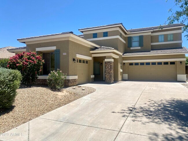 Foto del edificio - 4909 E Colonial Dr