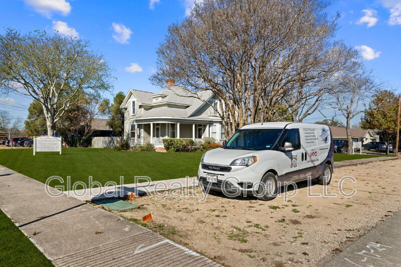 Primary Photo - 802 W Center St