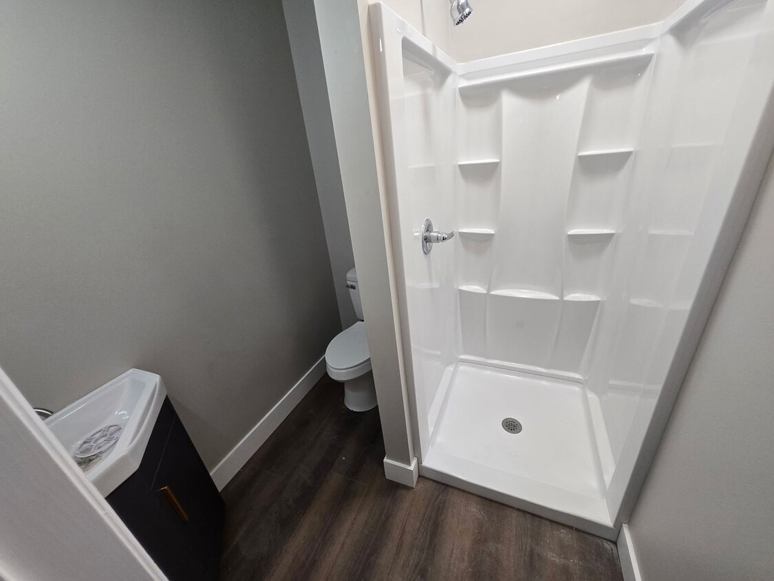 Building Photo - 3 Bedroom, 2 Bath Newly Renovated Apartment for Lease