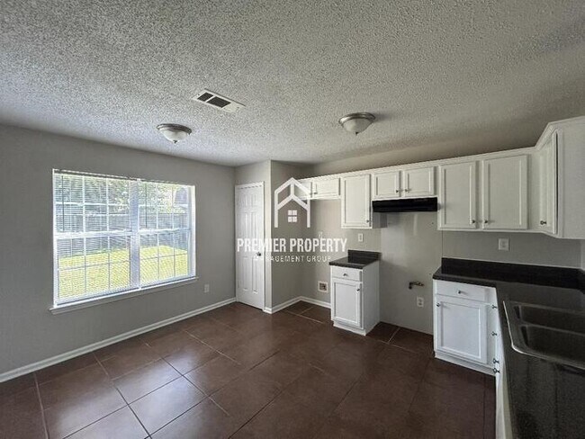 Foto del edificio - 4347 Barry Meadows Cove
