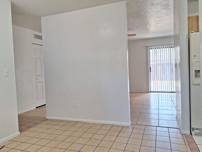 Foto del edificio - 2BR 2BA 1 CAR GARAGE DUPLEX