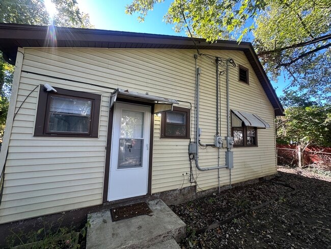 Building Photo - 218 Holmes St