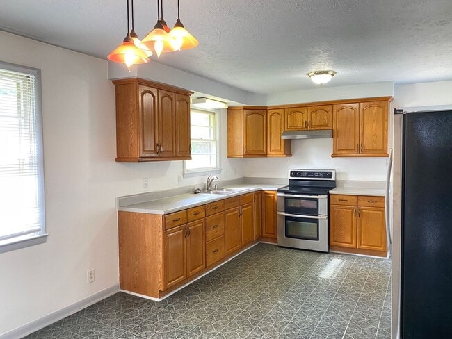 Building Photo - 3 Acres in Sango! All Brick House with Unf...