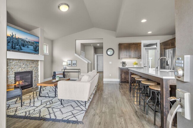 Foto del edificio - Triple Ridge 3 bed 3 bath home, Pool Access, A/C, Flexible Living Space!