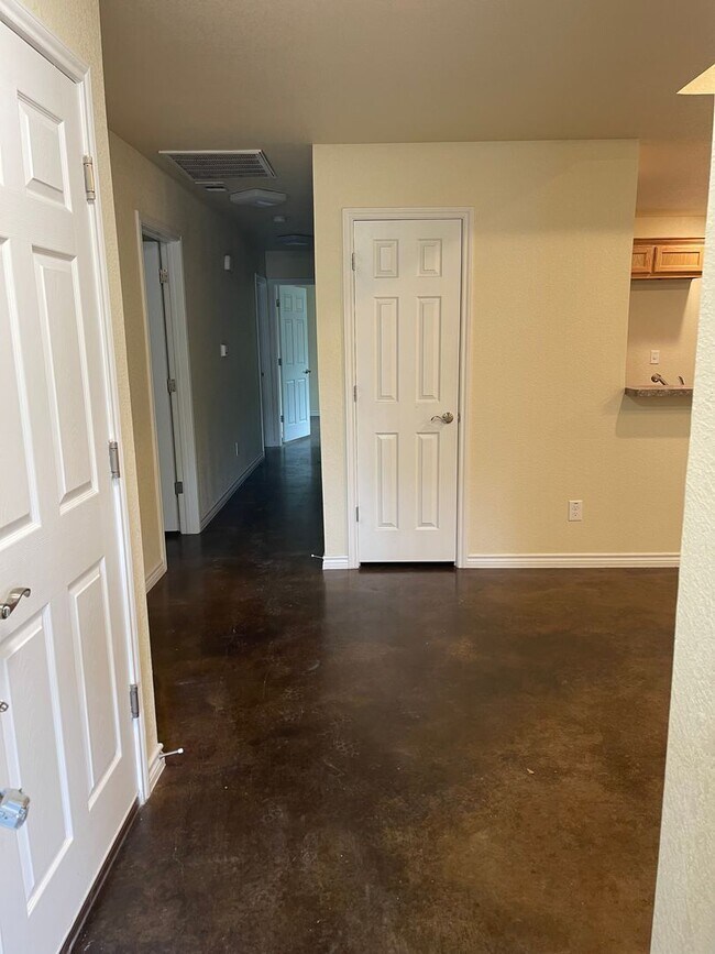 Building Photo - Newer Brick 3/2 Home