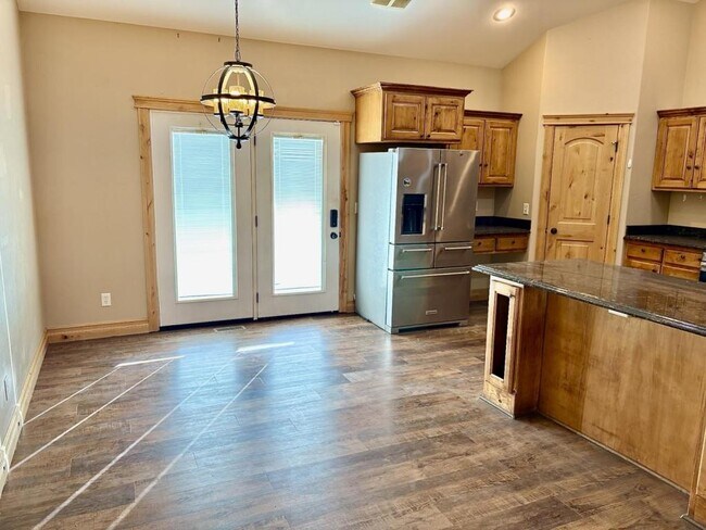 Building Photo - 2612 Eastview Dr