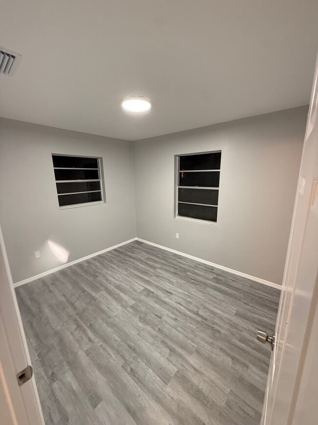 Building Photo - 190 Ventris Ave W