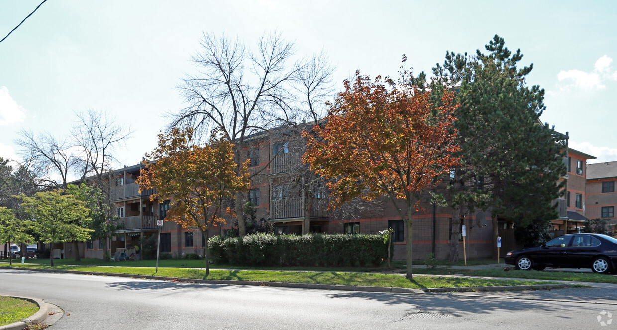 Building Photo - 82 Roehampton Ave