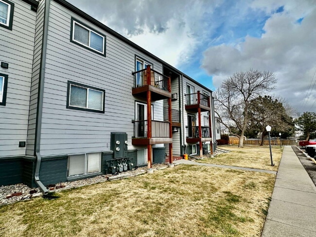 Building Photo - **MOVE IN SPECIAL - FIRST MONTH'S RENT FREE!!**  "Charming 2-Bed Condo in Golden, CO - Cozy Living!"