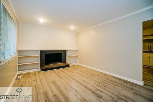 Building Photo - REDUCED!