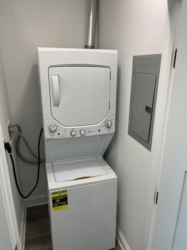 Building Photo - 127 Tunxis Hill Rd