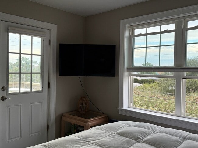 Building Photo - 345 Plymouth Ave