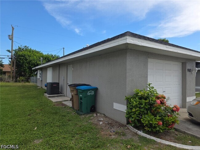 Foto del edificio - 910 Cape Coral Pkwy W