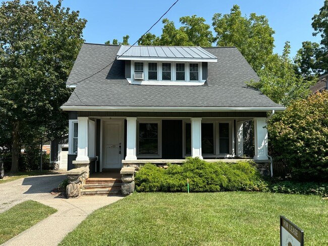 Building Photo - Beautiful home in EGR, walking distance to...