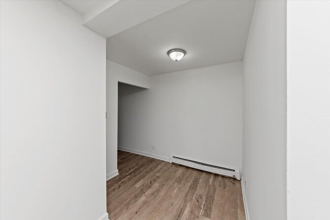 Building Photo - 6211 N Kenmore Ave