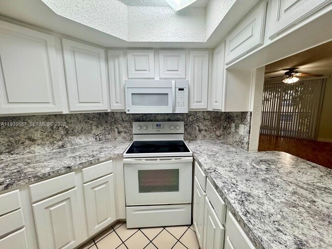 Foto del edificio - 8245 Lake Dr