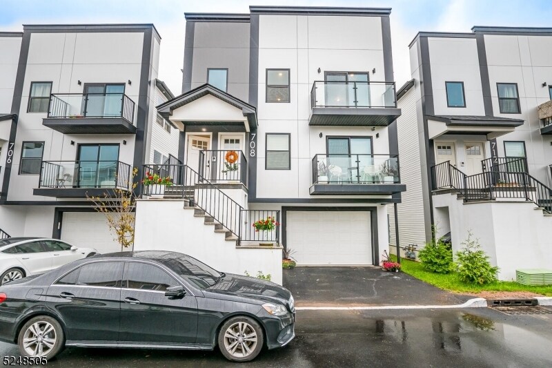 Foto principal - 708 Seaport Dr.