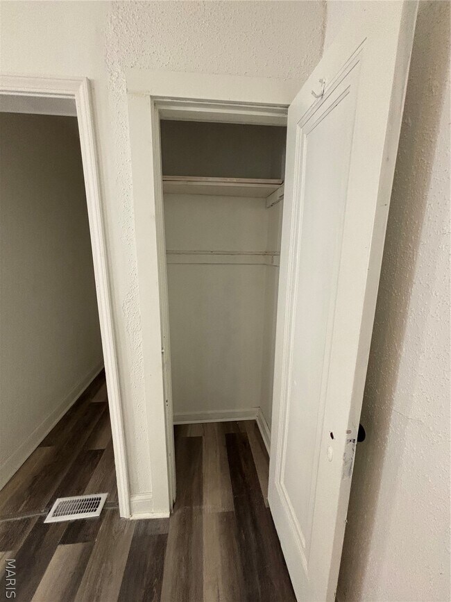 Foto del edificio - 6037 W Florissant Ave