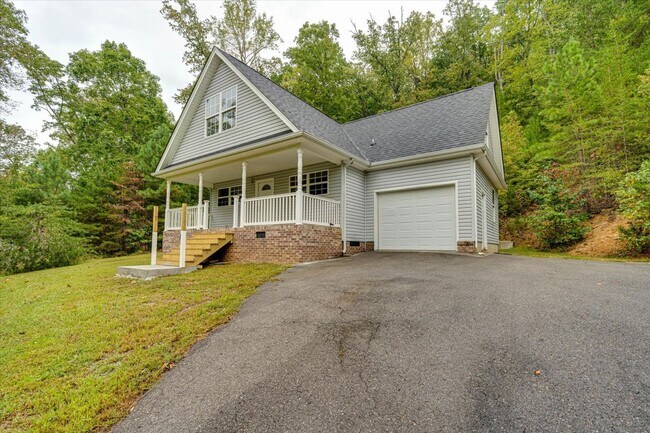 Building Photo - Charming 3-Bed / 2-Bath Home