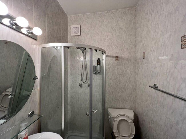 Small Bath - 31 E 30th St