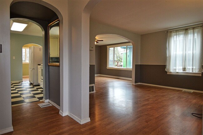 Building Photo - Classic Tacoma Craftsman; Centrally Located!