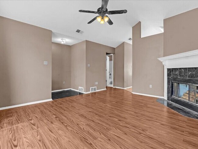 Building Photo - 2647 Waverly Dr