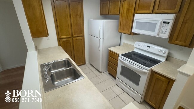 Building Photo - 1664 Vista Del Sol