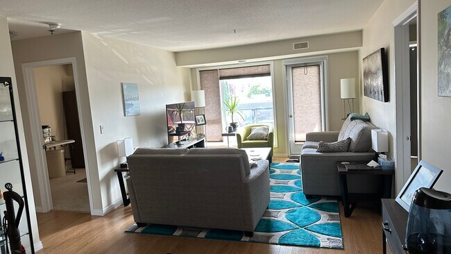 Photo du bâtiment - 102 Kingsmere Pl