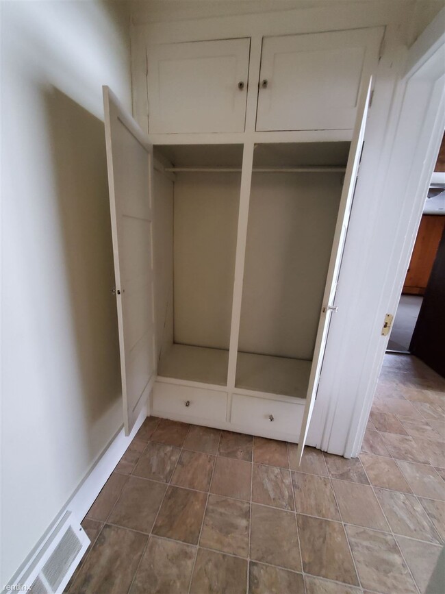 Building Photo - 2 br, 1 bath Apartment - 112 S 5th St #1