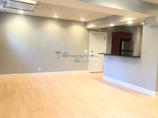 Foto del edificio - Huge 1 bedroom Condo with Street-Level Pri...